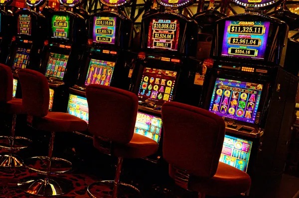 Spadegaming baccarat and Dragon Tiger tables on 12naga live dealer menu